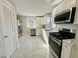 328 Bloomfield Ave in Caldwell, NJ - Building Photo