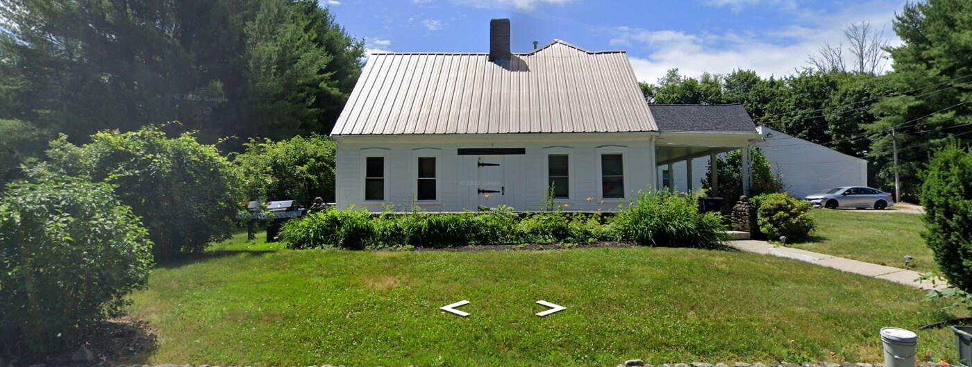 81 Oak St in East Bridgewater, MA - Building Photo