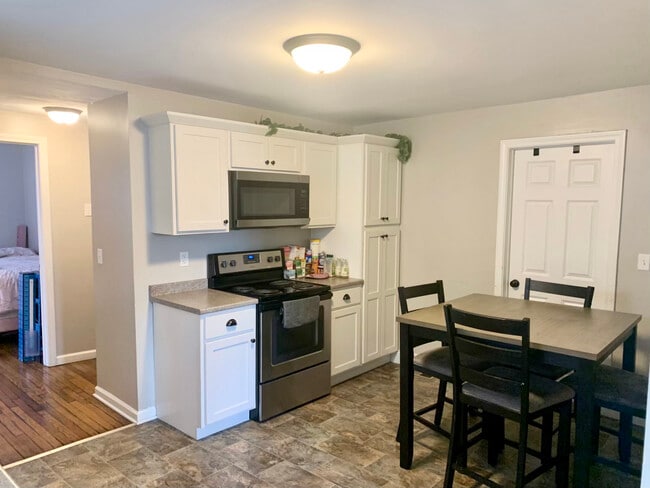 59 West St, Unit A in Vernon, CT - Foto de edificio - Building Photo