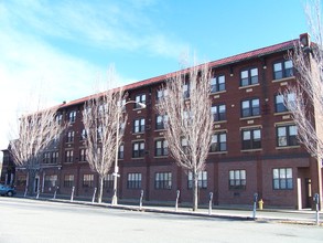 Hotel Raymond Apartments in Fitchburg, MA - Foto de edificio - Building Photo