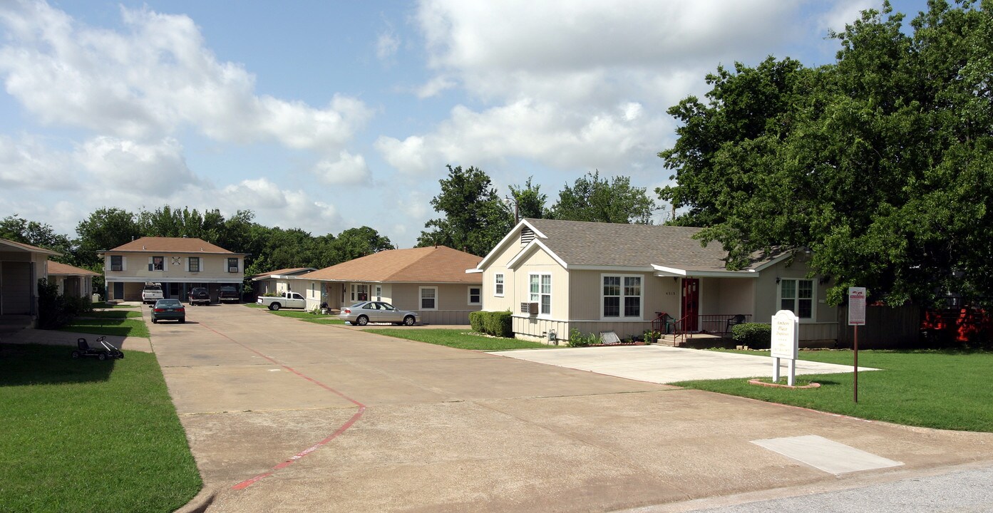 Amber's Place in Haltom City, TX - Building Photo