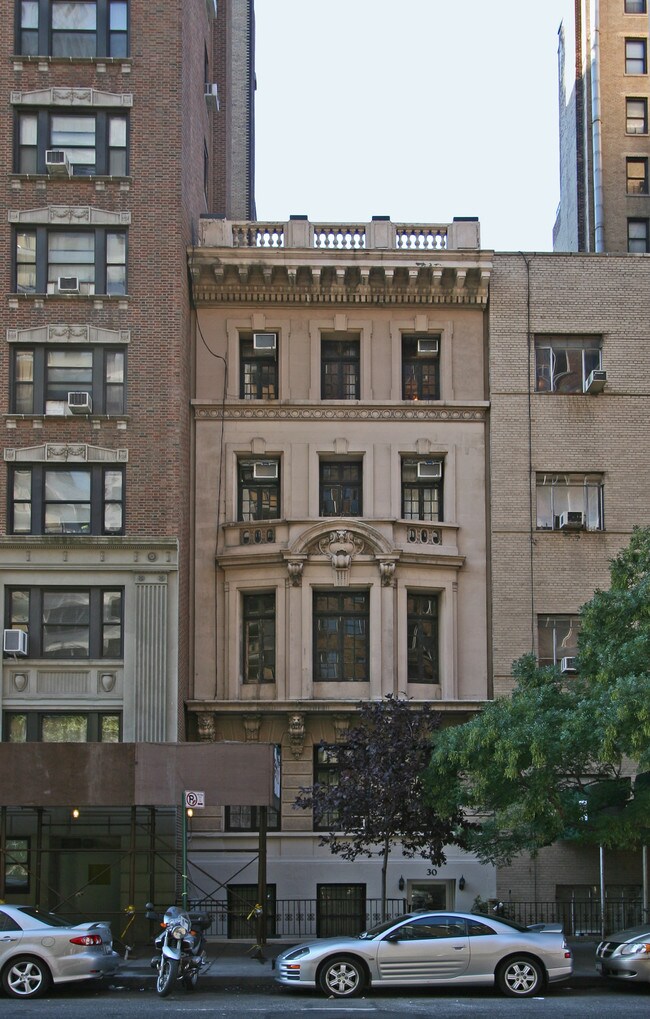 30 W 72nd St in New York, NY - Foto de edificio - Building Photo