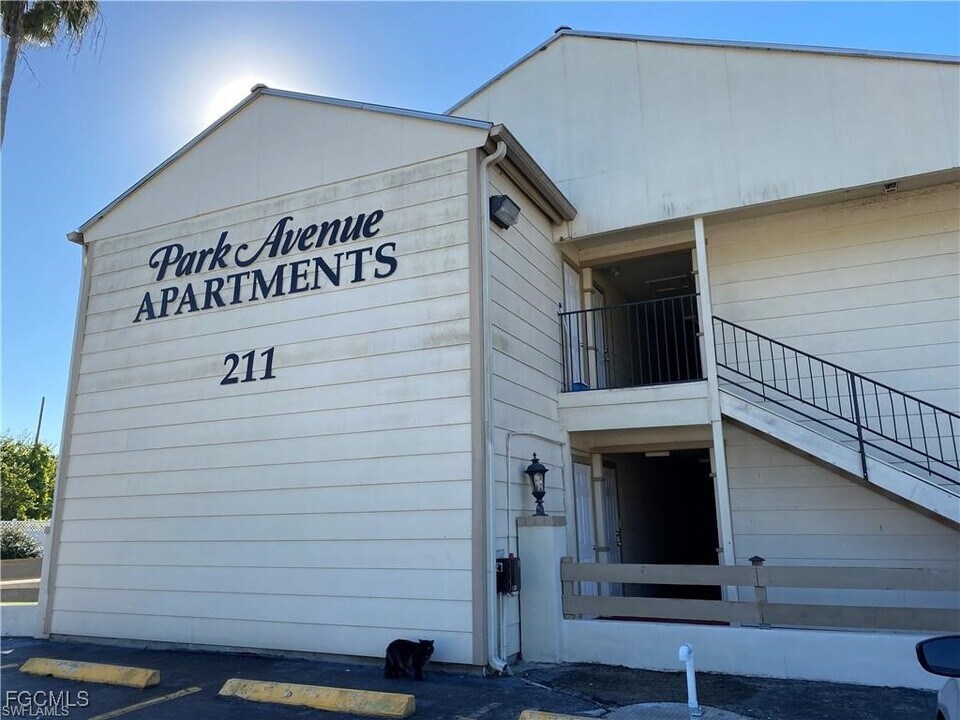 211 Park Ave in La Belle, FL - Foto de edificio
