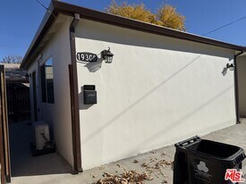 19308 Calvert St in Los Angeles, CA - Building Photo