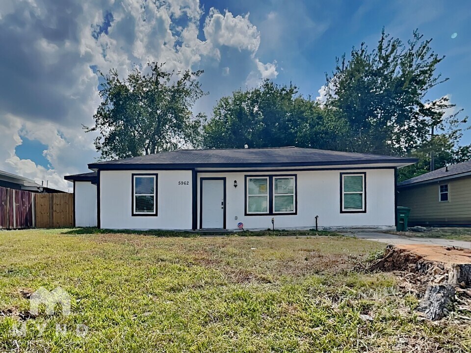 5962 Belcrest St in Houston, TX - Building Photo