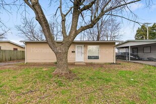 133 St Thomas Ln in Sauget, IL - Building Photo