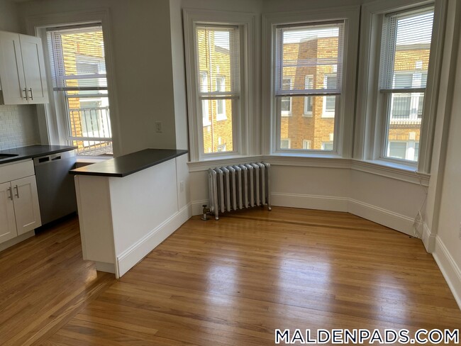 475 Highland Ave, Unit 3 in Malden, MA - Foto de edificio - Building Photo