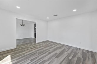 205 Elmwood St in Huntsville, TX - Building Photo - Building Photo