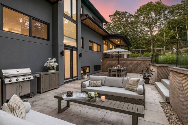 32 Island View Dr W in Sag Harbor, NY - Building Photo - Building Photo