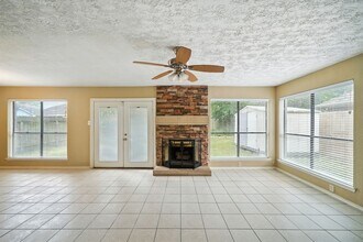 5203 E Pagewick Dr in Houston, TX - Foto de edificio - Building Photo