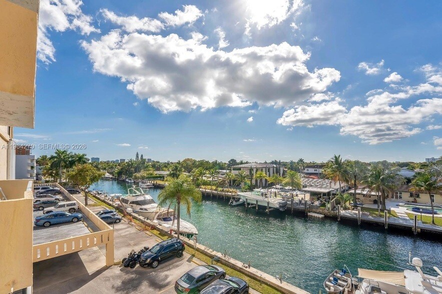 2350 NE 135th St, Unit 409 in North Miami, FL - Building Photo