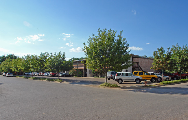 St Francis Village Apartments in Lubbock, TX - Foto de edificio - Building Photo