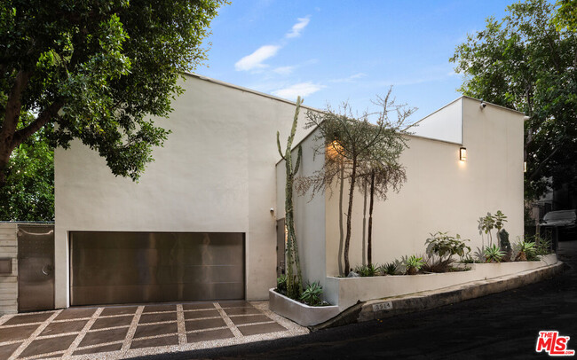 8514 Hillside Ave in Los Angeles, CA - Building Photo - Building Photo