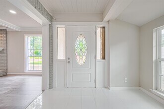10815 Creektree Dr in Houston, TX - Building Photo - Building Photo