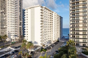 Galt Towers Condominium in Fort Lauderdale, FL - Building Photo