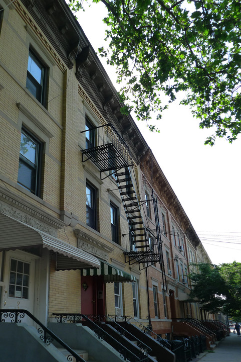 927 Onderdonk Ave in Ridgewood, NY - Building Photo