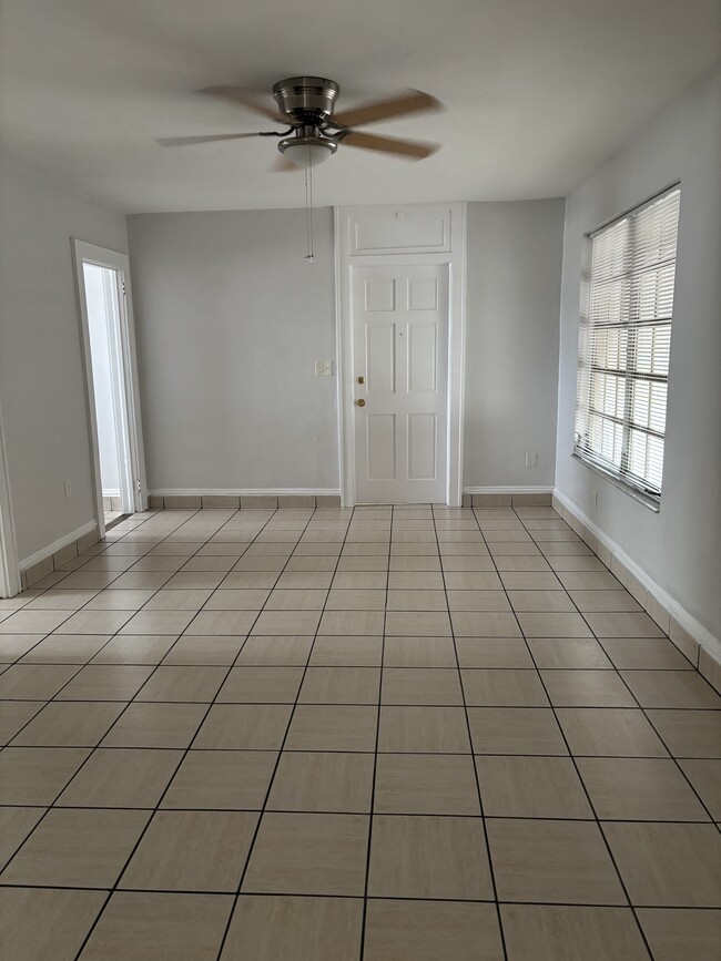 627 SW 21st Ave, Unit 4 in Miami, FL - Building Photo - Building Photo