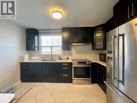 8477 Darlington Crescent in Windsor, ON - Building Photo