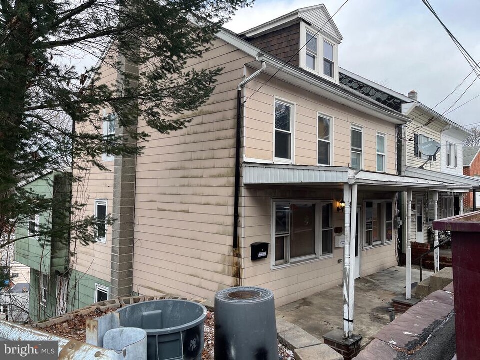 128-30 Spruce St in Minersville, PA - Building Photo