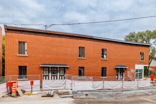 907 Du Collège Rue in Montréal, QC - Building Photo