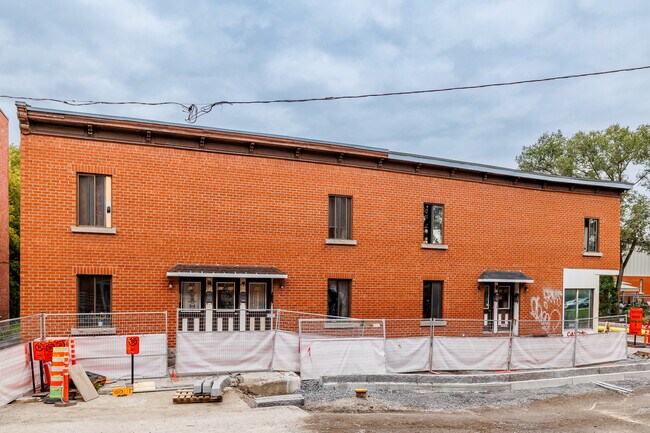 907 Du Collège Rue