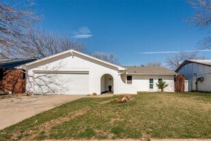 2403 Vassar Ct in Arlington, TX - Building Photo