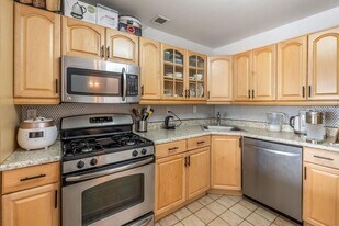 1150 River Rd in Edgewater, NJ - Building Photo