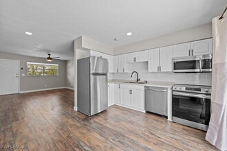 1560 Colonial Blvd in Ft. Myers, FL - Building Photo - Building Photo
