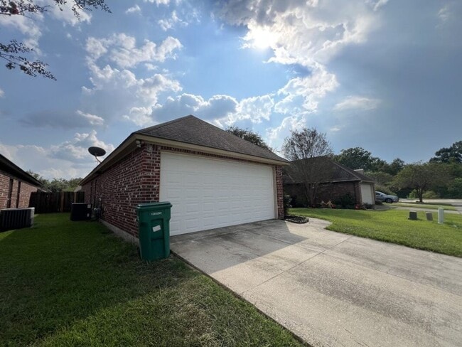 2568 Middletowne Dr in Zachary, LA - Building Photo - Building Photo