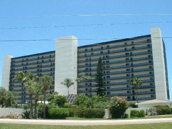 The Island Club in Jensen Beach, FL - Foto de edificio