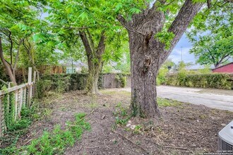 517 Hicks Ave in San Antonio, TX - Foto de edificio - Building Photo