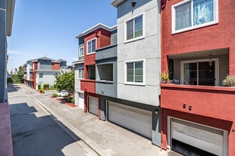 Magnolia Court Townhomes in Corona, CA - Building Photo - Building Photo