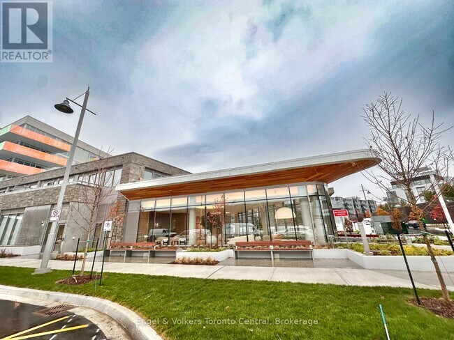 333 Sunseeker Ave in Innisfil, ON - Building Photo - Building Photo