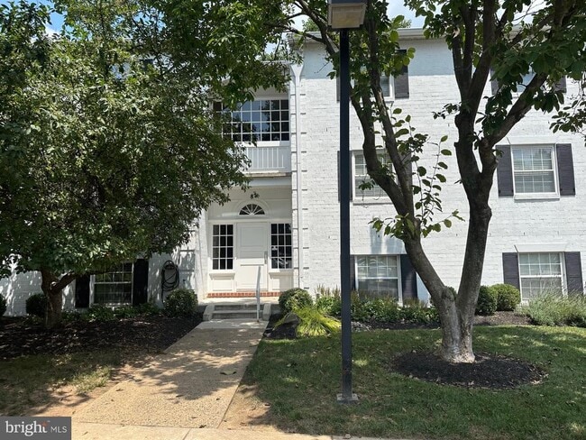 property at 8 Gurteen Ct