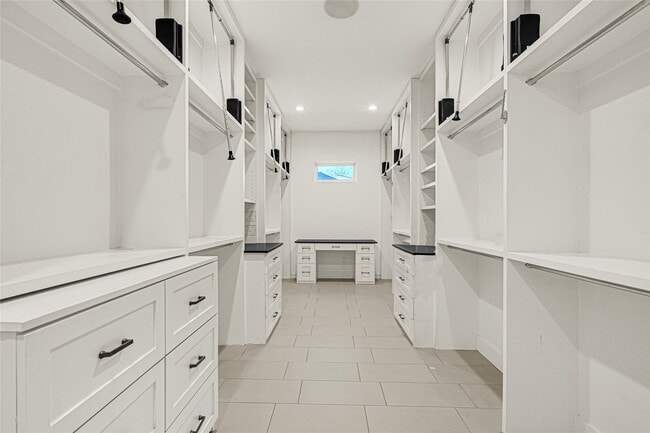 property at 707 W Clay St