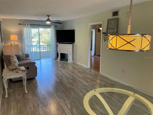 3706 Lake Bayshore Dr in Bradenton, FL - Foto de edificio - Building Photo
