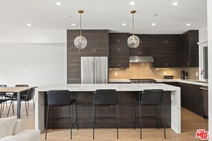 7365 Waring Ave in Los Angeles, CA - Building Photo