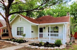 1050 W Coll St in New Braunfels, TX - Building Photo