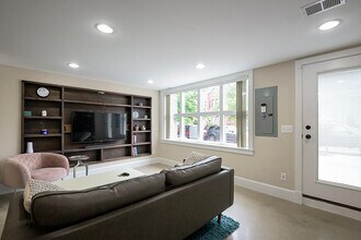 717 F St NE in Washington, DC - Building Photo - Building Photo