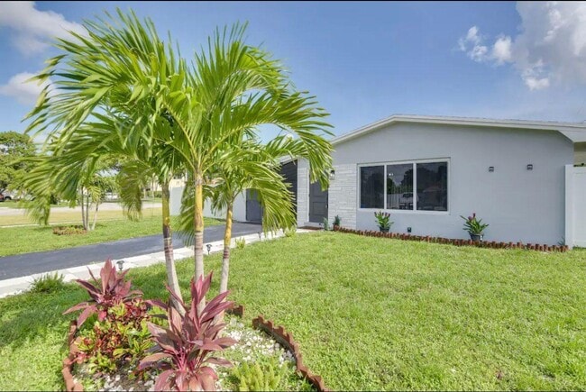6599 Roosevelt St in Hollywood, FL - Building Photo - Building Photo