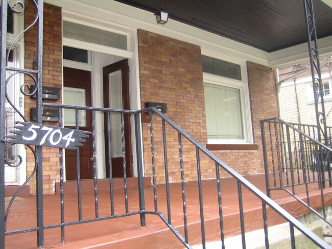 5704 Darlington Rd, Unit 2nd Flr in Pittsburgh, PA - Building Photo - Building Photo
