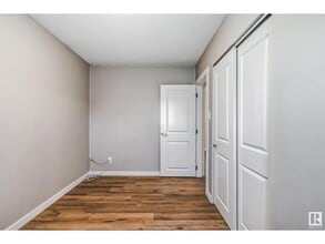 6124-6137 137 Ave NW in Edmonton, AB - Building Photo - Building Photo