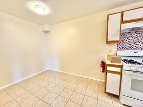 393 Keswick Dr in Piscataway, NJ - Building Photo - Building Photo