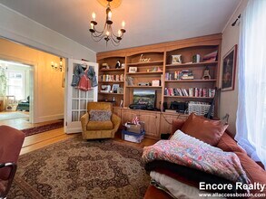 9 Kenwood St, Unit 1 in Brookline, MA - Building Photo - Building Photo
