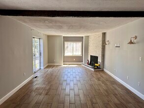 4 Driftwood Way in Ashland, MA - Foto de edificio - Building Photo