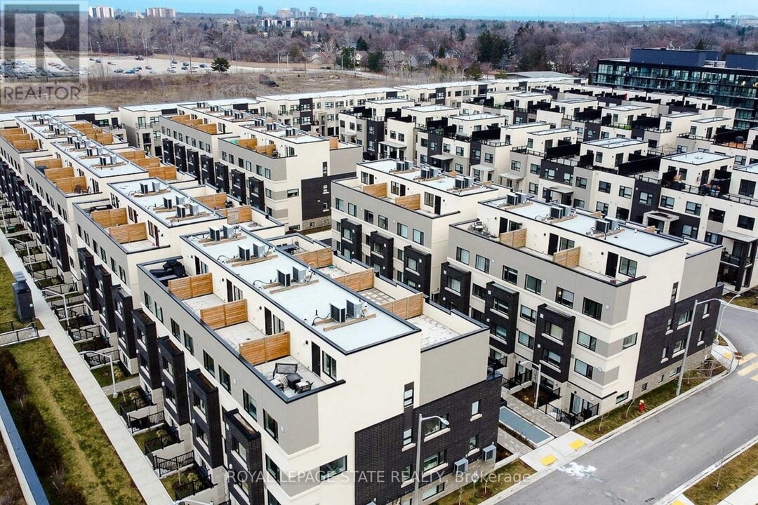 1127 Cooke Blvd. in Burlington, ON - Building Photo