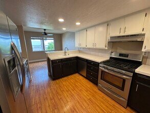 7735 Newman Ave, Unit Newman #206 in Huntington Beach, CA - Building Photo - Building Photo