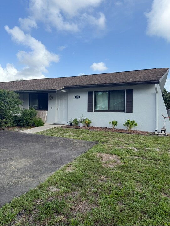 4750 Brady Ln in Palm Beach Gardens, FL - Building Photo