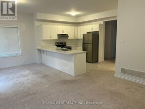 24 Dewberry Dr in Kitchener, ON - Building Photo - Building Photo