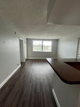 708 Executive Center Dr in West Palm Beach, FL - Building Photo - Building Photo
